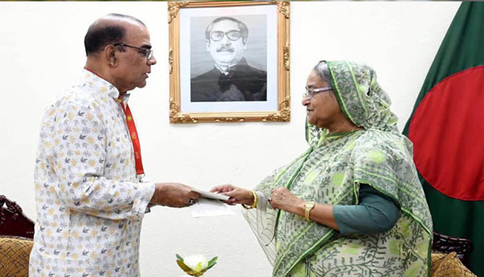আহমদ শরীফকে ৩৫ লাখ টাকা অনুদান দিলেন প্রধানমন্ত্রী