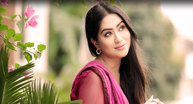 ভিন্নরূপে জাকিয়া বারী মম