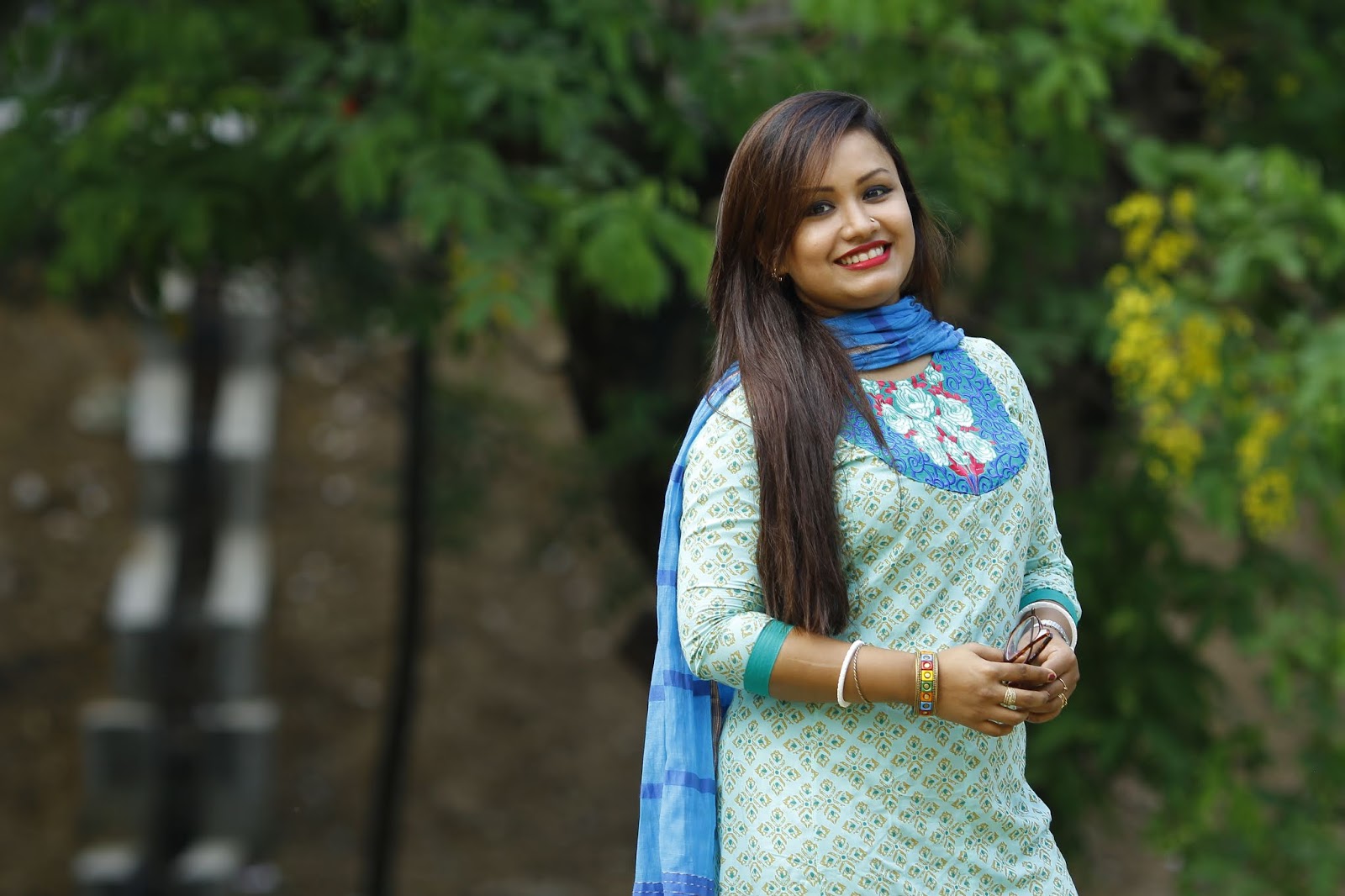 মাকে নিয়ে গাইলেন শাপলা 
