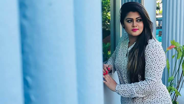 নতুন বিজ্ঞাপনে মডেল মৌমিতা   
