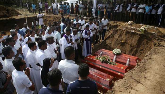 শ্রীলংকায় নিহতের সংখ্যা বেড়ে ৩২১, গণঅন্ত্যেষ্টিক্রিয়া  