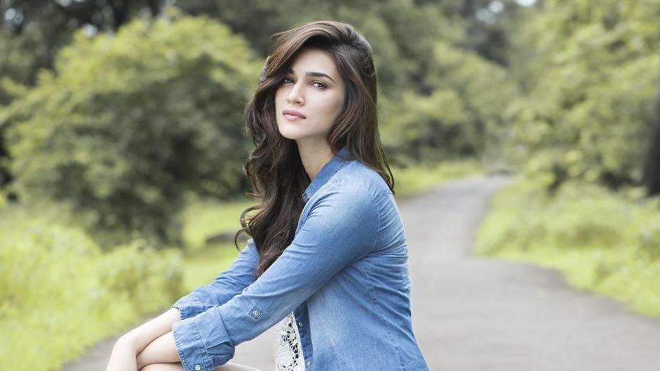 হলুদ বিকিনিতে ঝড় তুললেন কৃতী শ্যানন