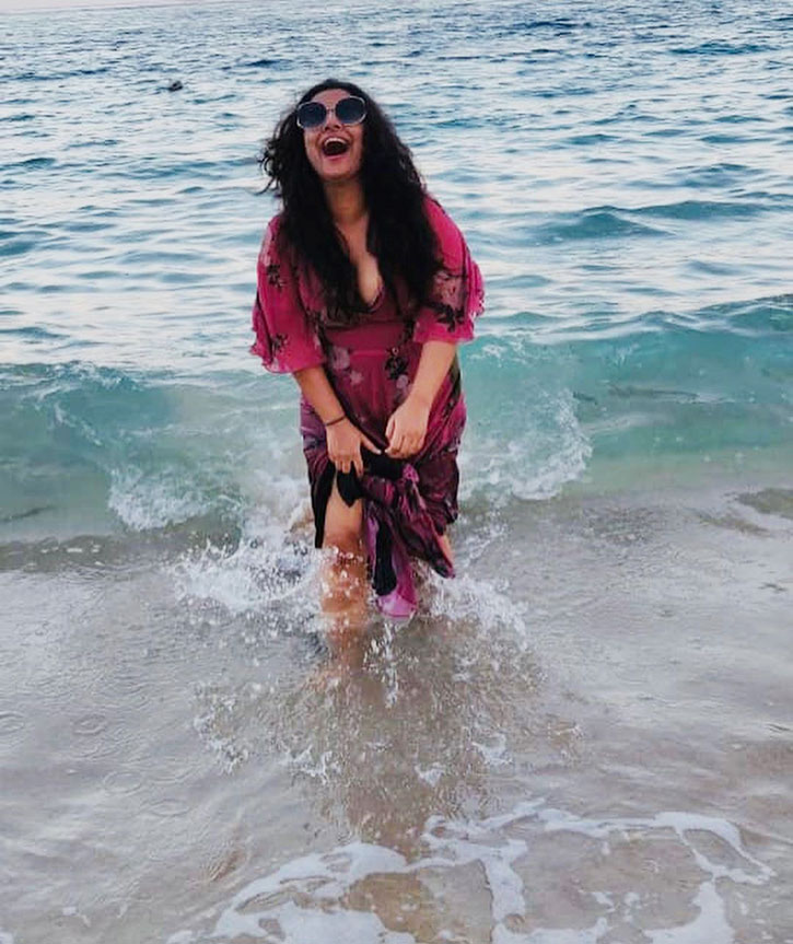 প্রিয়াঙ্কা-সোনাক্ষিকে ছেড়ে বালির সৈকতে বিদ্যা