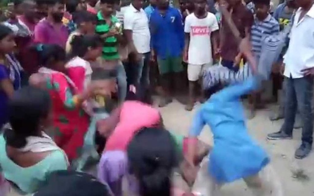 পুলিশের সামনে আসামে মা ও ছেলেকে পিটিয়ে হত্যা
