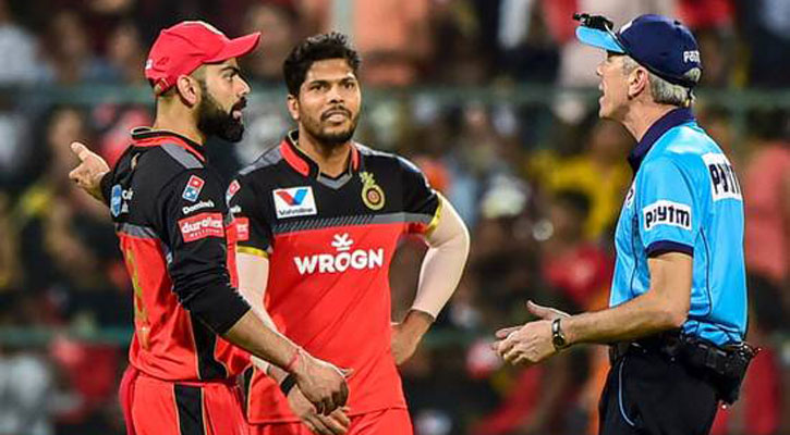 মেজাজ হারিয়ে লাথি মেরে দরজা ভাঙলেন আইপিএল আম্পায়ার