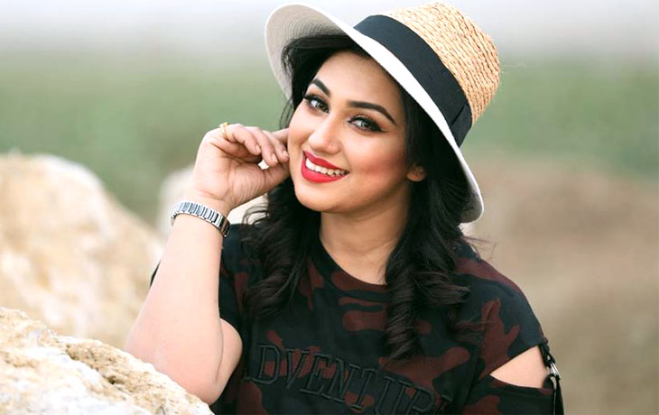 ফটোসেশনে ক্যামেরার সামনে অপু
