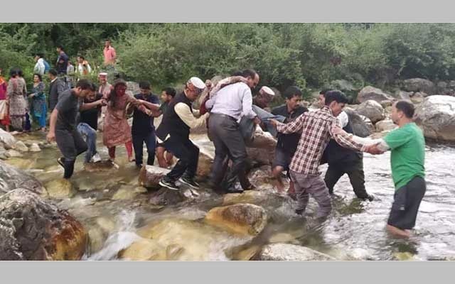 ভারতের হিমাচল প্রদেশে যাত্রীবাহী বাস খাদে পড়ে নিহত ৪৪