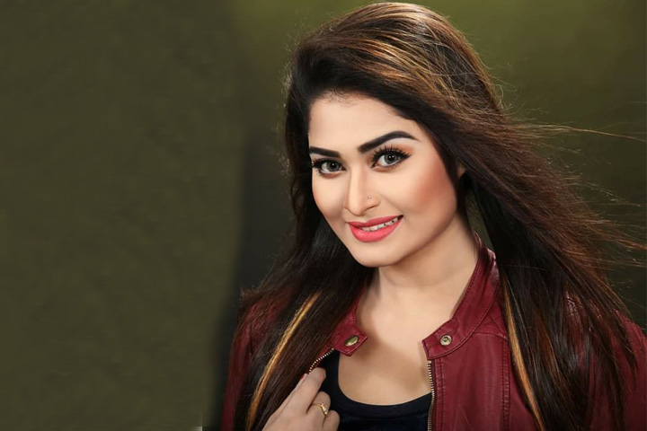 সিনেমা নিয়ে ব্যস্ত 