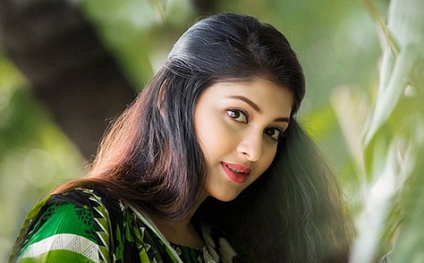 আড়াল ভেঙে ক্যামেরার সামনে সারিকা