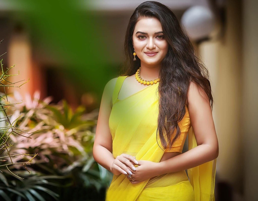 অপেক্ষায় মৌ