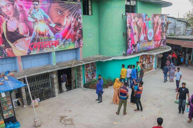 খুলনার সিনেমা হল দর্শকহীন 