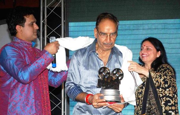 চলে গেলেন অজয়ের বাবা পরিচালক বীরু দেবগন