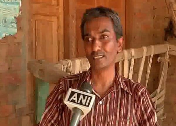 ভারতে ছেলেকে ডাক্তার বানাতে কিডনি বেচবেন অন্ধ বাবা