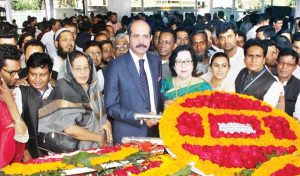 মন্ত্রী পদমর্যাদা পেয়ে বঙ্গবন্ধুর প্রতিকৃতিতে মেয়র আতিকুলের শ্রদ্ধা