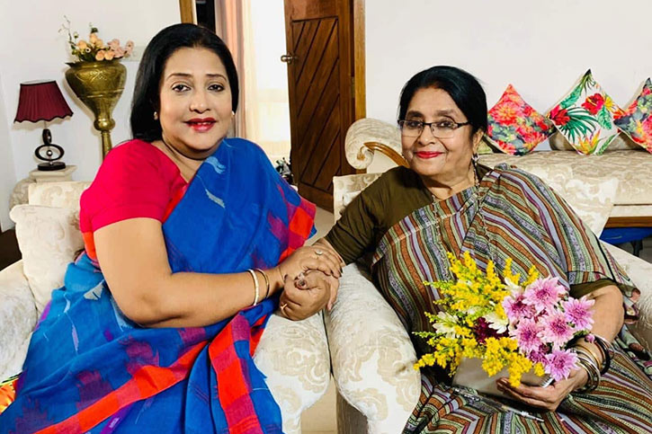 ৩০ বছর পর এক ফ্রেমে তারা