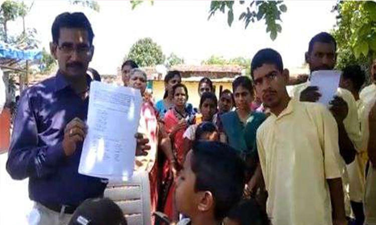 ৪৮ সন্তানকে নিয়ে ভোট দিলেন বাবা