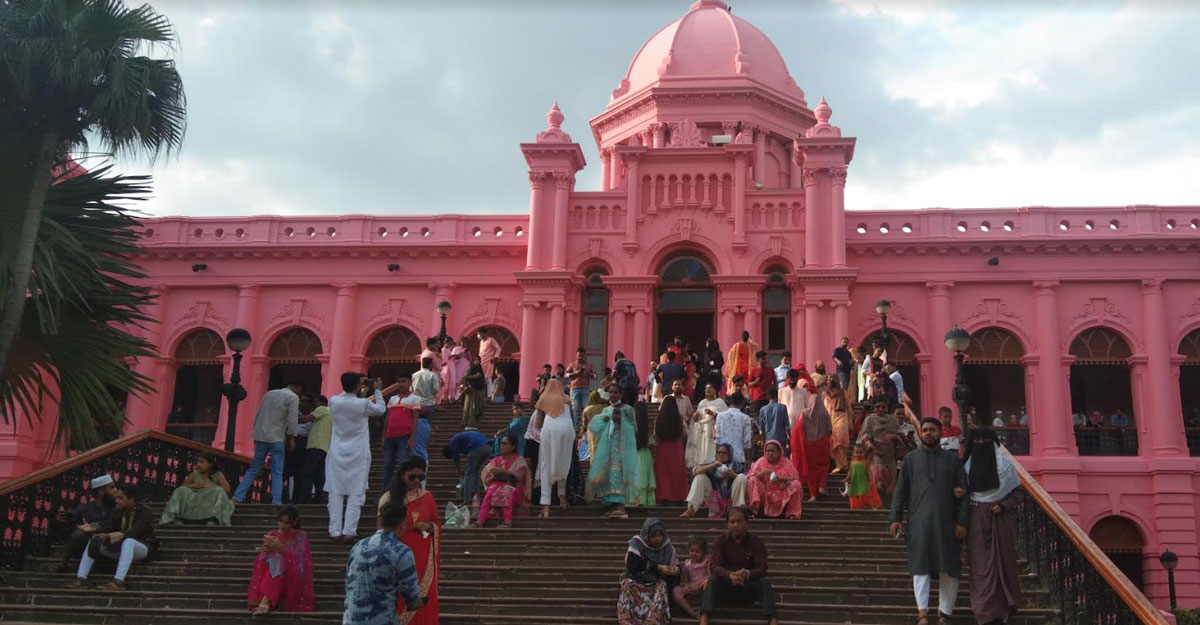 ছুটির দিনে আহসান মঞ্জিলে দর্শনার্থীদের ভিড়