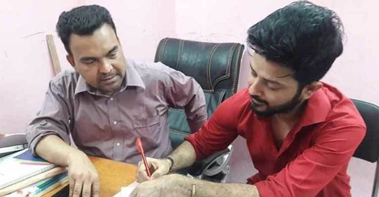 ‘আগুন পোড়া’ ছবিতে চিত্রনায়ক আরজু