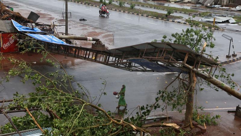 ফণী’র প্রভাবে পশ্চিমবঙ্গে প্রবল বৃষ্টি, ধ্বংসযজ্ঞ সরাতে ব্যস্ত উদ্ধারকর্মীরা