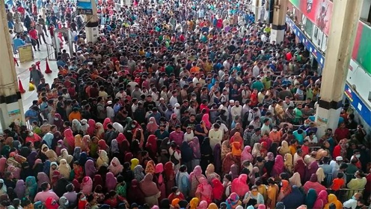 কমলাপুরে টিকিট প্রত্যাশীদের উপচে পড়া ভিড়