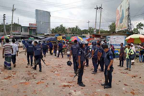 গরুর মাংসে হাড় বেশি, সংঘর্ষে আহত ৪০