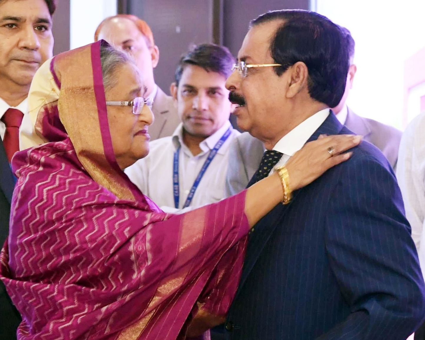 ব্রুনাই থেকে এসে শাহজালাল বিমানবন্দরে শেখ সেলিমকে সান্ত্বনা দিলেন প্রধানমন্ত্রী