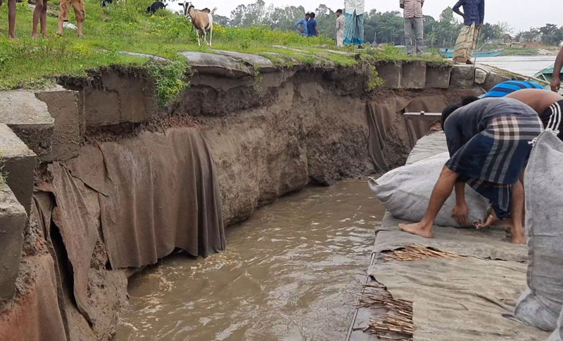  ধসে গেছে ৩০ মিটার, চলছে ডাম্পিং
