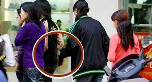 পকেটমারকে হাতেনাতে ধরলেন যাত্রীর স্বজন, ছেড়ে দিল পুলিশ