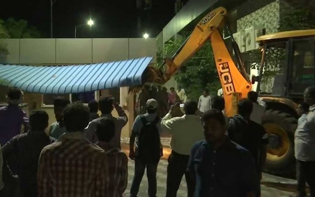 অন্ধ্রে নাইডুর বানানো ৮ কোটি রুপির হল ভাঙলো রেড্ডি সরকার
