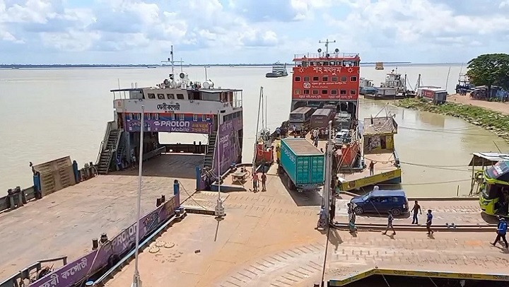 গাড়ির অপেক্ষায় ফেরি