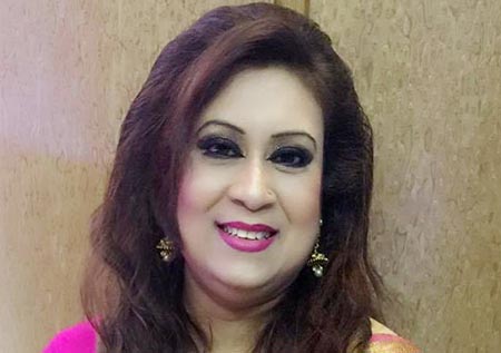 লন্ডন সফরে পুনম প্রিয়াম