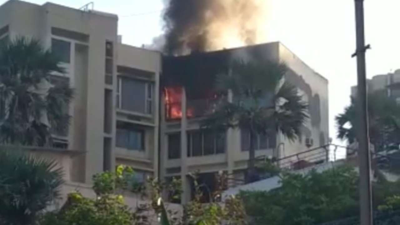 মুম্বাইয়ে শাহরুখের বাংলোর পাশের ভবনে আগুন