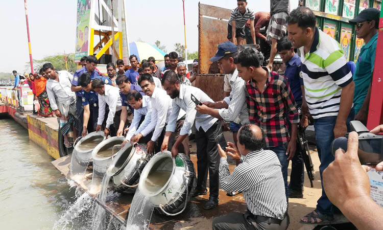 গলদা চিংড়ির ৭ লাখ রেণু পোনাসহ ট্রাক জব্দ
