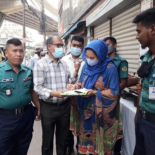 নোংরা পরিবেশে পণ্য উৎপাদন, ফুটপাত দখল করে ব্যবসা