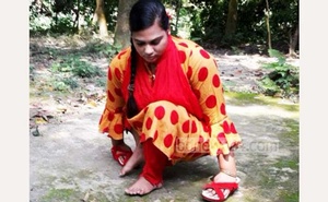 সরকারি চাকরির দাবিতে অনশনে প্রতিবন্ধী মাহবুবা