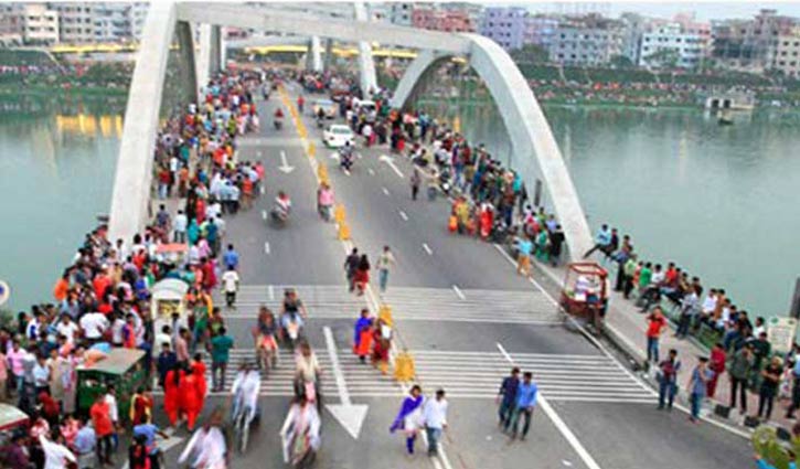 স্বস্তির খোঁজে হাতিরঝিলে বিনোদনপ্রেমীরা