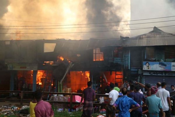 নোয়াখালীতে আগুনে পুড়েছে অর্ধশতাধিক দোকান