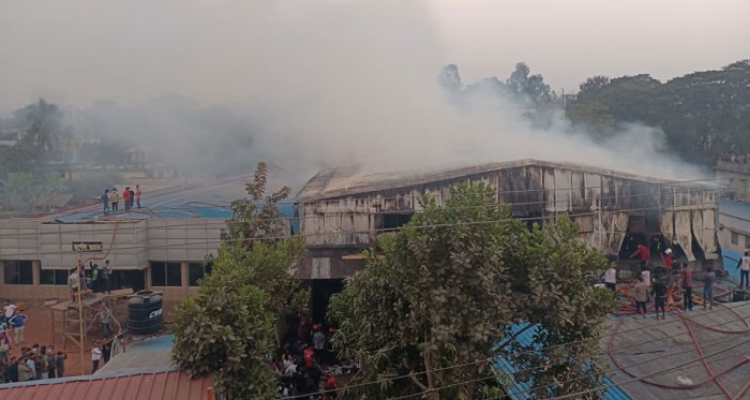  চট্টগ্রামে পুড়ছে ফার্নিচার কারখানা, দুই কর্মী পুড়ে ছাই