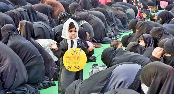 আপসে নারাজ সরকার, হিজাব-মামলা বৃহত্তর বেঞ্চে পাঠাল কর্নাটক হাইকোর্ট
