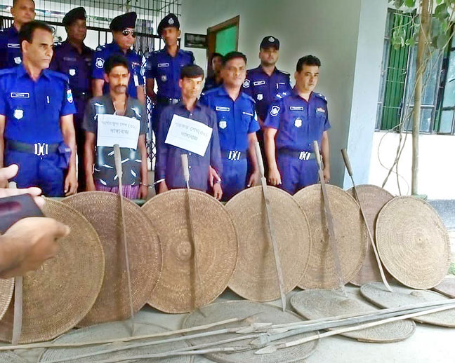শৈলকুপায় দেশীয় অস্ত্রসহ ২ জন আটক