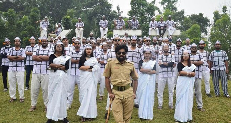 র‌্যাগ ডে’তে ‘কয়েদি’র সাজে তারা 