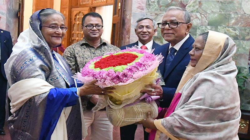 রাষ্ট্রপতির দেয়া নৈশভোজে অংশ নিলেন প্রধানমন্ত্রী 