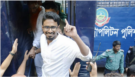 আঙ্গুল উঁচিয়ে হাসিমুখে আদালতে হলি আর্টিজানের আসামিরা