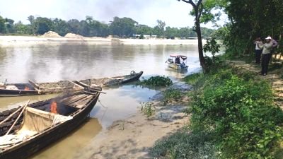 হালদা নদীতে অভিযান চালিয়ে দুই নৌকার ইঞ্জিন ধ্বংস