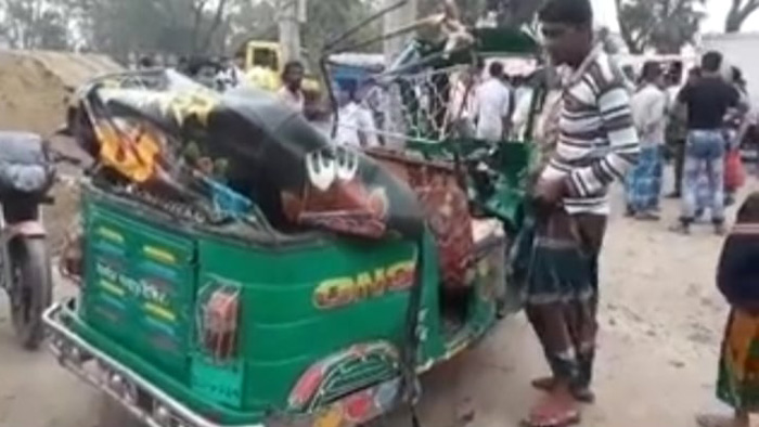 বেগমগঞ্জে পিকআপ-অটোরিকশা সংঘর্ষে মা-মেয়ে নিহত    