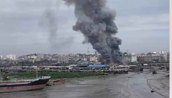 চট্টগ্রামে আগুনে পুড়েছে বস্তির শতাধিক ঘর