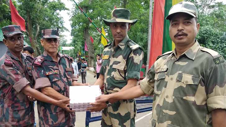 আখাউড়া সীমান্তে বিজিবি-বিএসএফের মিষ্টি বিনিময়