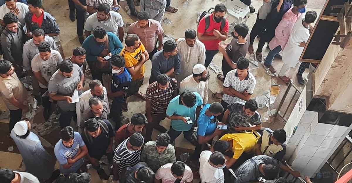 টিকিটের লাইনে দাঁড়িয়ে ইফতার-সেহেরি