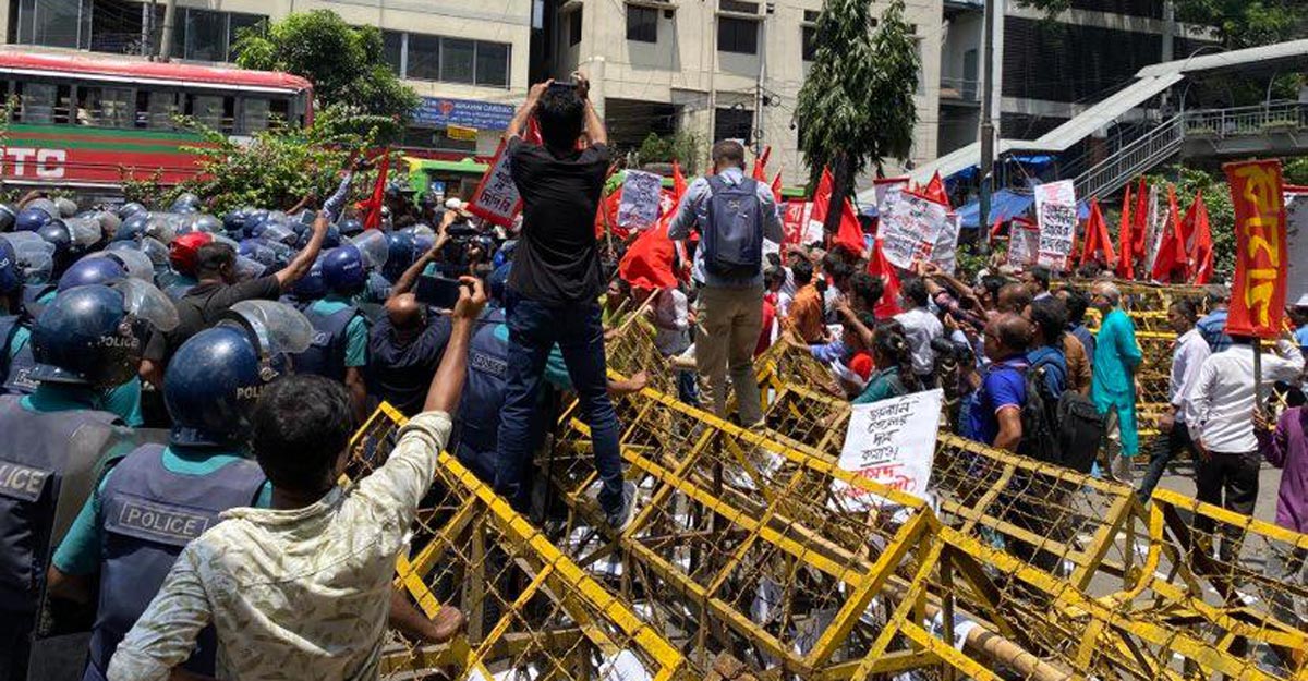 পুলিশের সঙ্গে ধস্তাধস্তিতে শাহবাগ মোড়ে শেষ বাম জোটের বিক্ষোভ