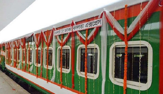 ঢিলের আঘাতে চুরমার বনলতা এক্সপ্রেস!
